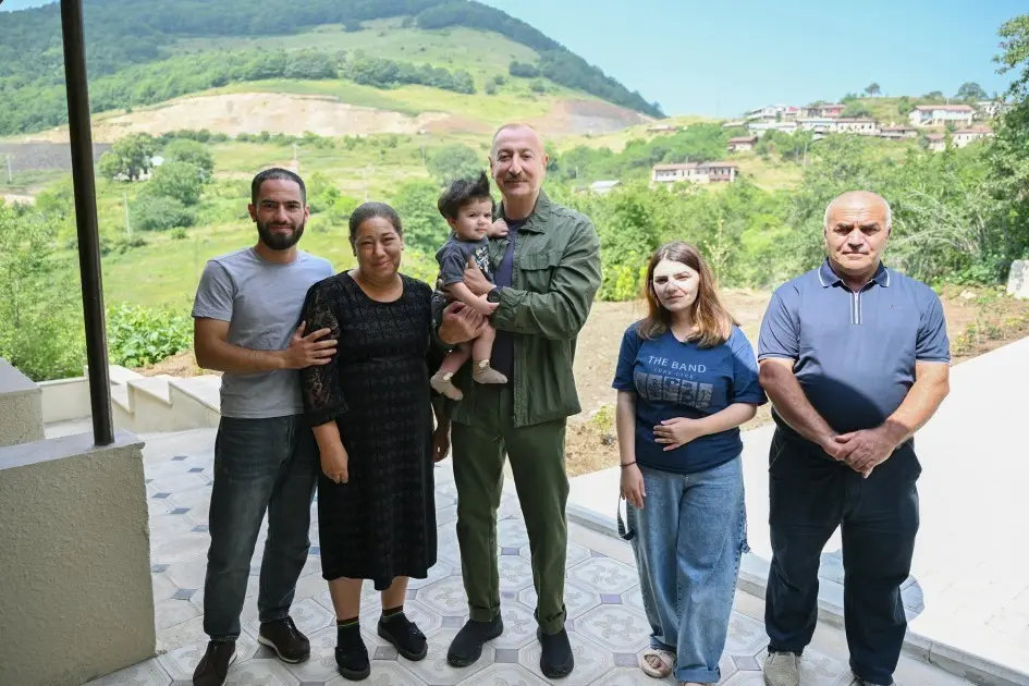 Prezident Kiçik Qaladərəsində sakinlərlə görüşdü - FOTO
