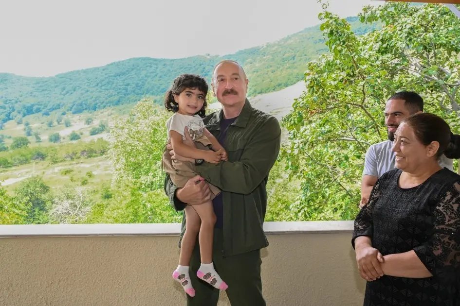 Prezident Kiçik Qaladərəsində sakinlərlə görüşdü - FOTO