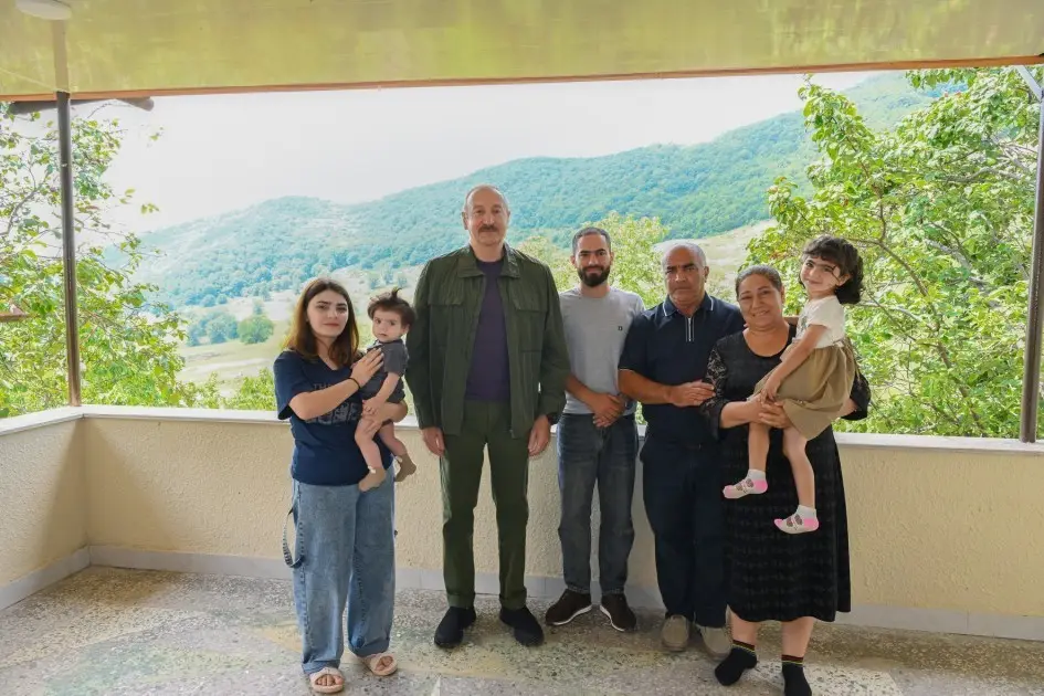 Prezident Kiçik Qaladərəsində sakinlərlə görüşdü - FOTO