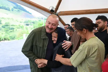 Prezident Kiçik Qaladərəsində sakinlərlə görüşdü - FOTO