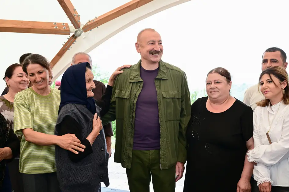 Prezident Kiçik Qaladərəsində sakinlərlə görüşdü - FOTO