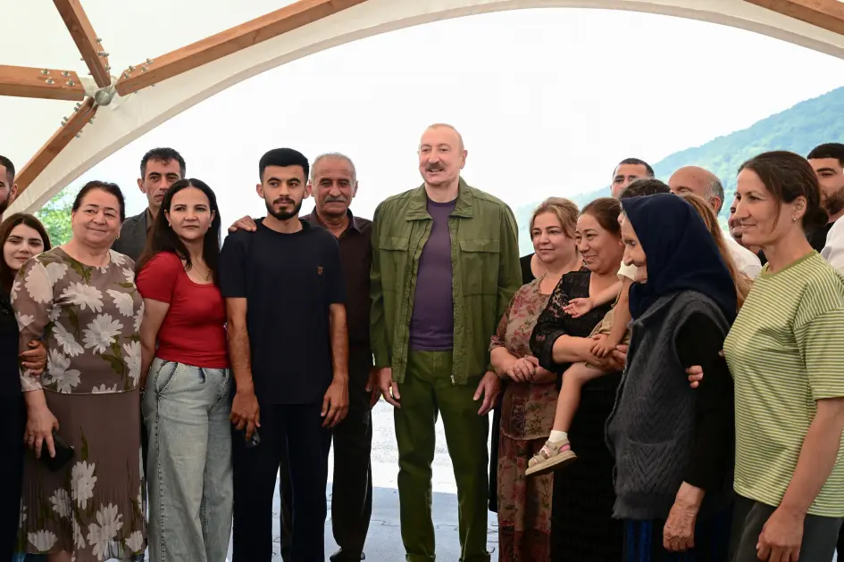 Prezident Kiçik Qaladərəsində sakinlərlə görüşdü - FOTO