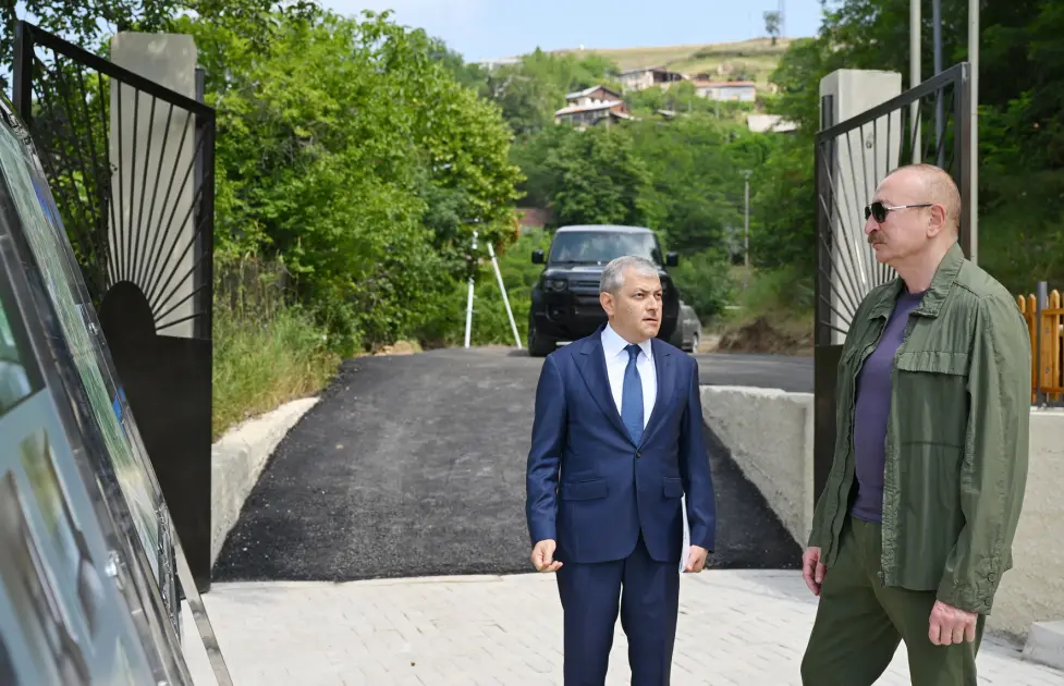 Prezident Kiçik Qaladərəsində sakinlərlə görüşdü - FOTO