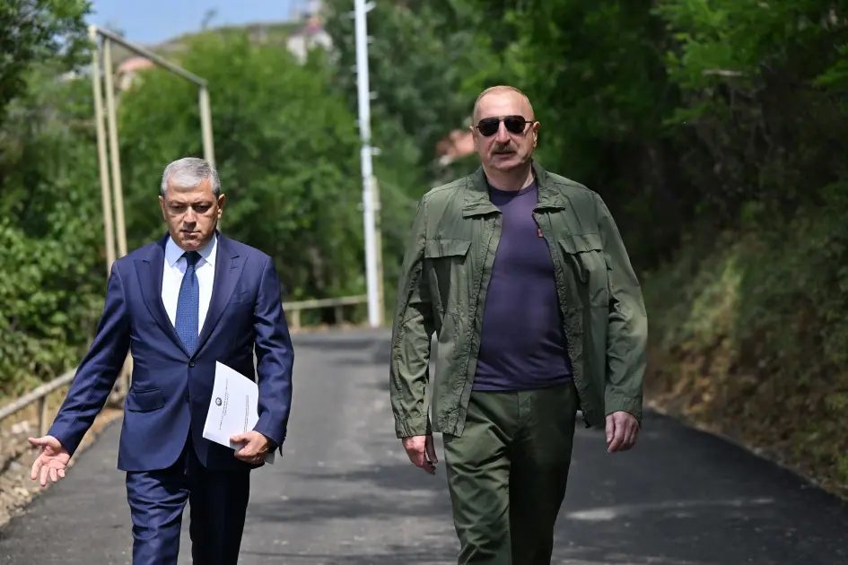 Prezident Kiçik Qaladərəsində sakinlərlə görüşdü - FOTO