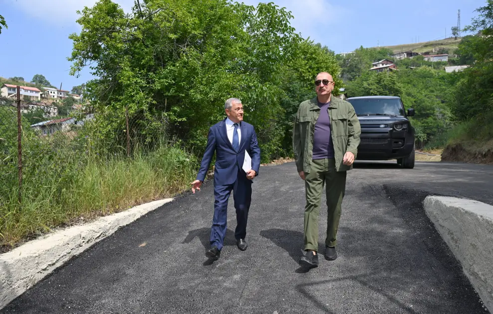 Prezident Kiçik Qaladərəsində sakinlərlə görüşdü - FOTO