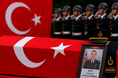 Türkiyədə kişi çağırışa gedən polisi güllələyib öldürdü - Foto
