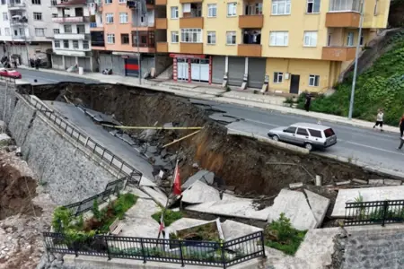 Türkiyədə tikinti zamanı küçə çökdü - Anbaan video
