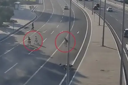 Sürücünün yıxılmasına səbəb oldular, kömək belə etmədilər - Video