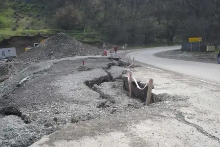 Bakı-Şamaxı yolunun bir hissəsi çökdü - Video
