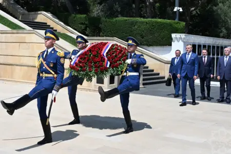 Slovakiya Prezidenti Şəhidlər xiyabanında - Fotolar