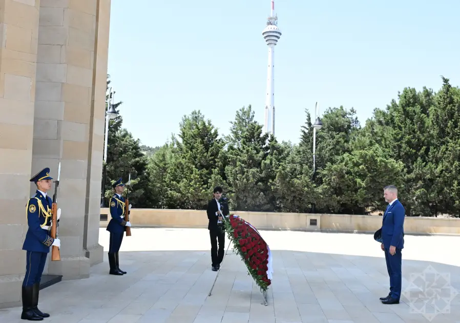 Slovakiya Prezidenti Şəhidlər xiyabanında - Fotolar