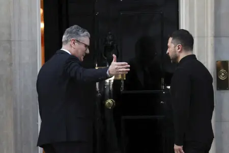 Zelenski istefa verən Starmeri mükafatlandırdı