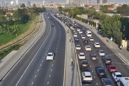 Bəzi yollarda sıxlıq var