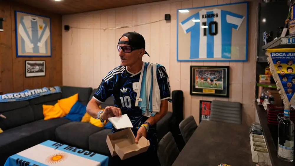 Maradona heykəli, Messi rəsmləri, mini stadion... Bu ev hamını heyrətləndirir – FOTOLAR