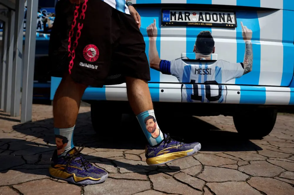 Maradona heykəli, Messi rəsmləri, mini stadion... Bu ev hamını heyrətləndirir – FOTOLAR