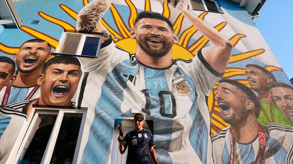 Maradona heykəli, Messi rəsmləri, mini stadion... Bu ev hamını heyrətləndirir – FOTOLAR