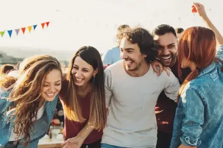 Alimlər təsdiqlədi: Gündə bir dəfə gülmək beyinə müsbət təsir edir