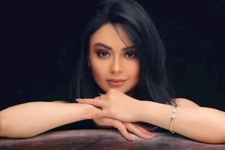Aparıcı "Ağ şəhərdə evi var" iddialarına FOTO ilə cavab verdi