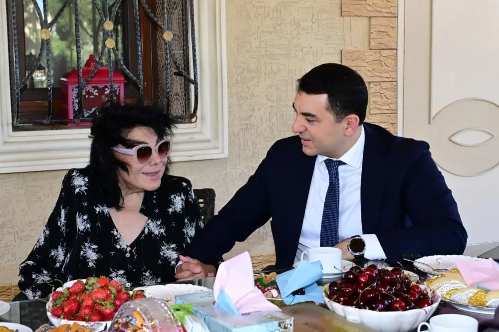 Nazir Flora Kərimovanın ad gününü evində təbrik etdi – FOTOLAR