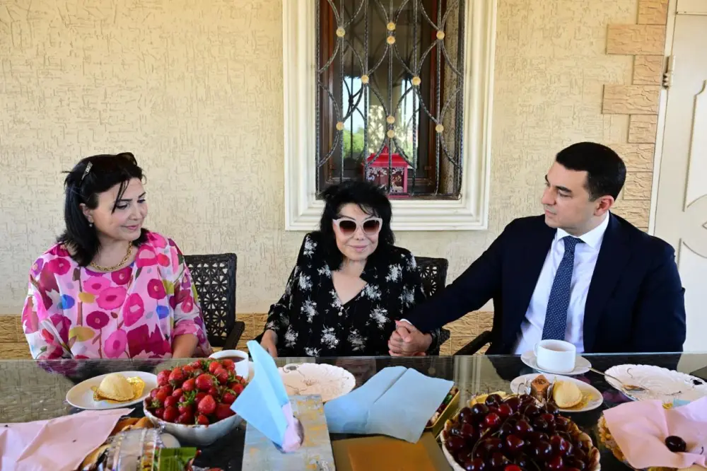 Nazir Flora Kərimovanın ad gününü evində təbrik etdi – FOTOLAR