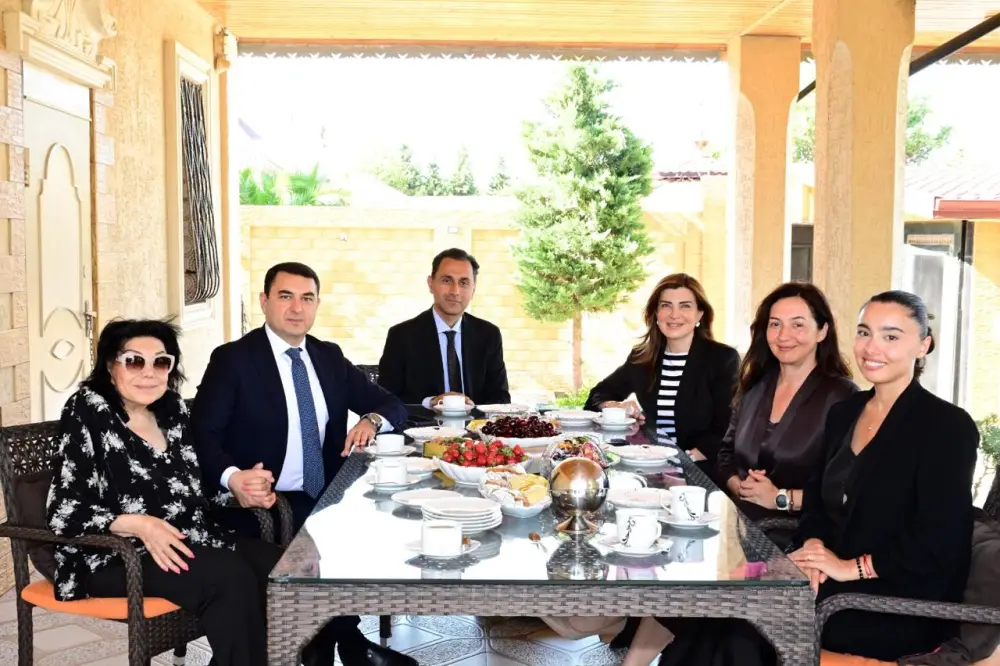 Nazir Flora Kərimovanın ad gününü evində təbrik etdi – FOTOLAR
