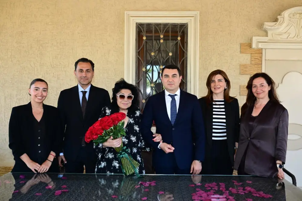 Nazir Flora Kərimovanın ad gününü evində təbrik etdi – FOTOLAR