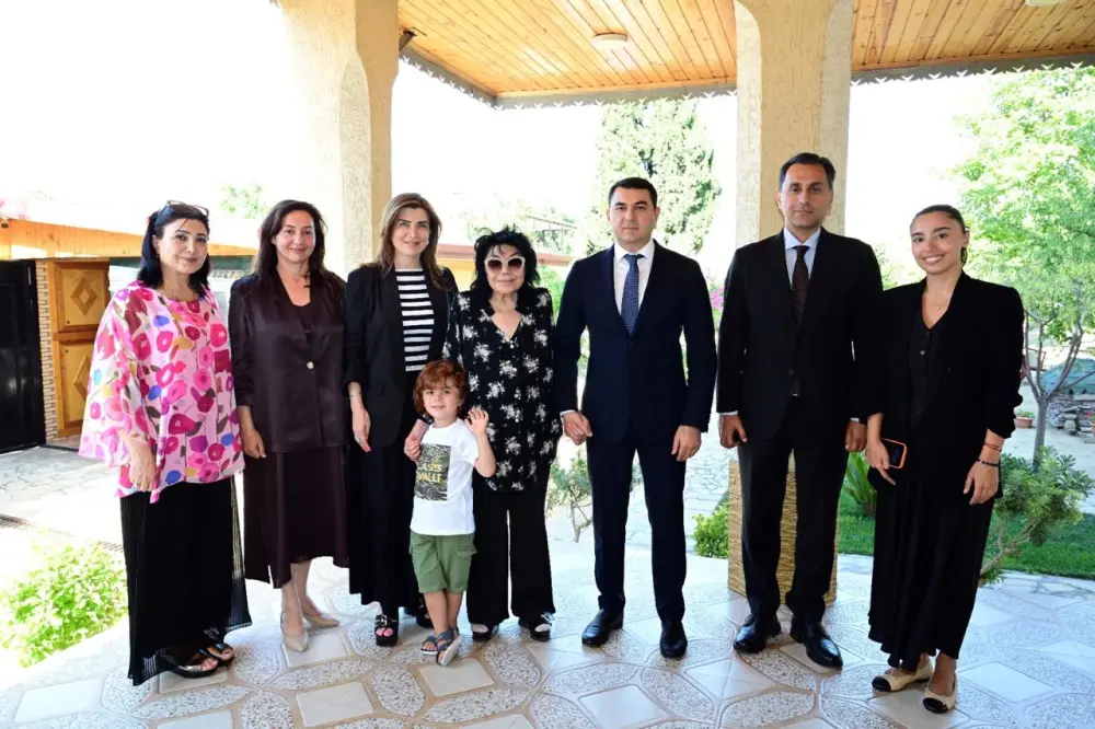Nazir Flora Kərimovanın ad gününü evində təbrik etdi – FOTOLAR