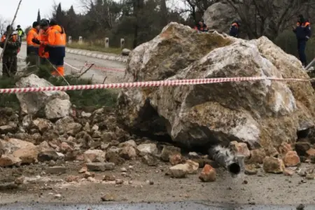 Hindistanda qaya uçqunu: 13 nəfər həlak oldu