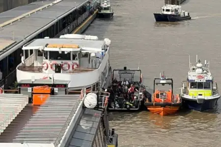 Londonda polis qayığı körpüyə çırpıldı – Yaralananlar var