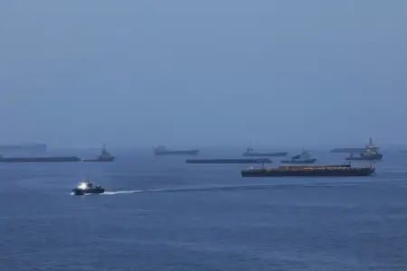 Hörmüzdən keçməyə çalışan gəmilər geri qaytarıldı