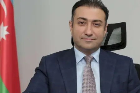 Anar Bayramov daha bir xəstəxana direktorunu yola salır - FOTO