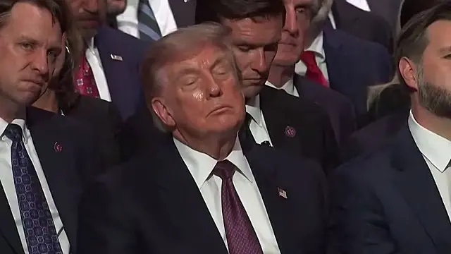 Tramp dəfn mərasimində yatdı - Foto