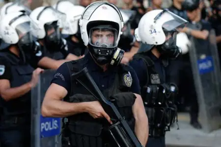 Paskistanda polis məntəqəsinə hücum - Çox sayda ölən var