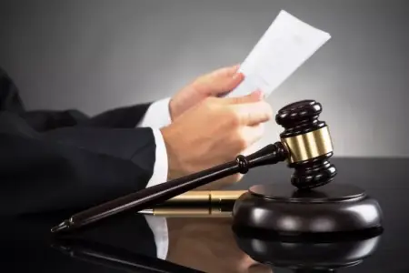 Sevgilisini eyvandan aşağı atan kişi həbs edildi