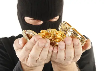 Saxta alıcı evdən 5 min manatlıq qızıl oğurluq etdi
