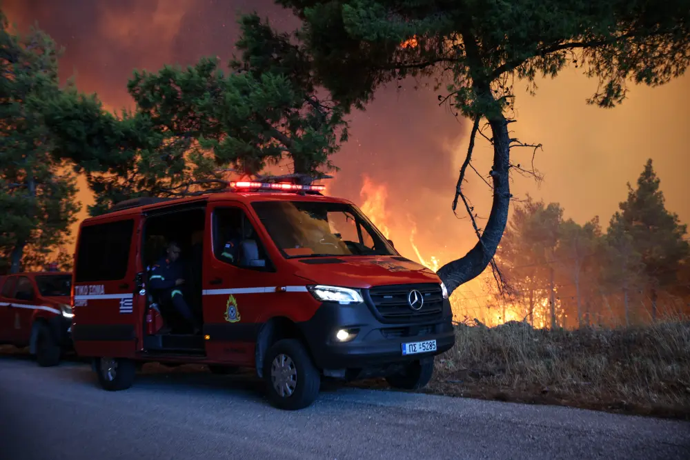 Yunanıstanda meşə yanğınları səngimir – FOTOLAR