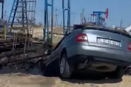 Bakıda avtomobil neft quyusuna düşdü - Video
