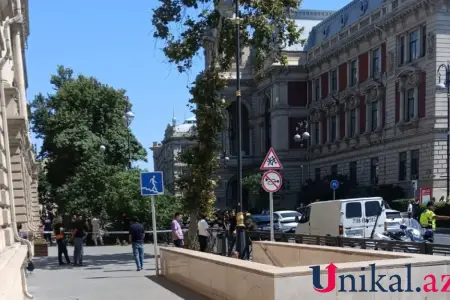 İçərişəhərdə maşın ağaca çırpıldı