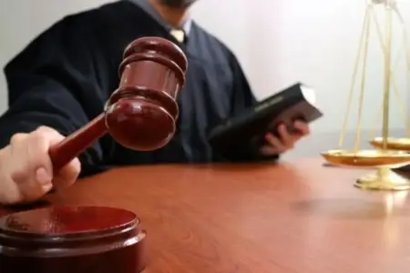 Kişini qətlə yetirdi, oğlunu isə bıçaqladı - Hökm oxundu