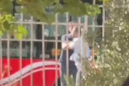 Bakıda sərnişin avtobus sürücüsünü döydü - Video