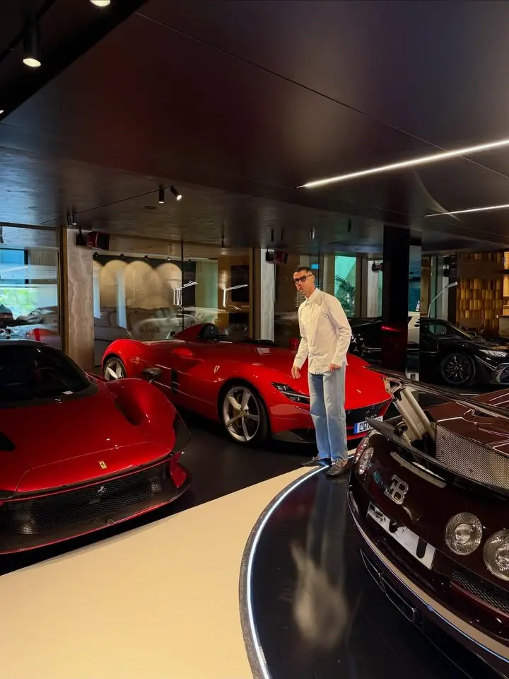 Ronaldo "oyuncaq"larını nümayiş etdirdi - Fotolar
