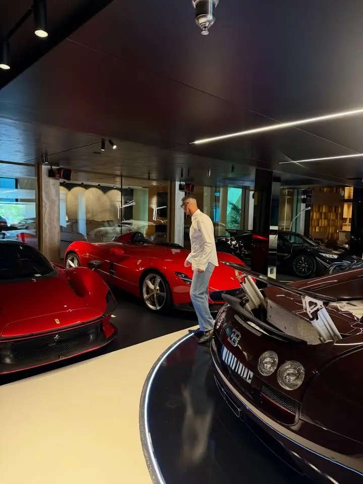 Ronaldo "oyuncaq"larını nümayiş etdirdi - Fotolar