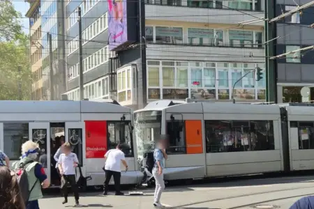 Almaniyada iki tramvay toqquşdu: onlarla yaralı var