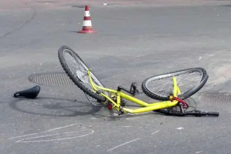 Velosipedi ilə traktorun altına düşdü, öldü