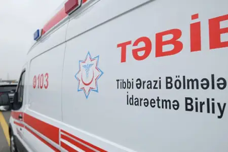 Motosikletlə “Mercedes” toqquşdu, kuryer xəsarət aldı