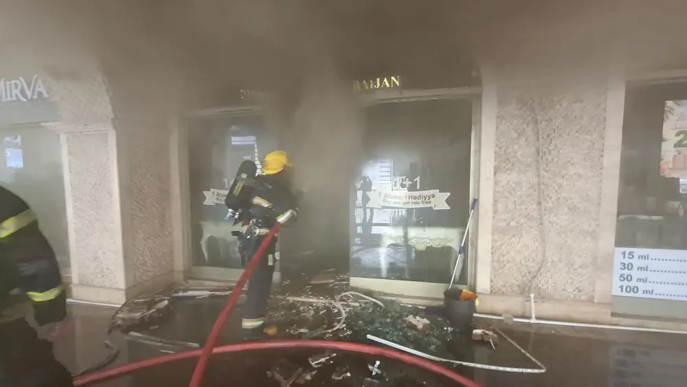 Bakının mərkəzində obyekt yanır, binadakı vətəndaşlar təxliyə edildi - VİDEO-YENİLƏNDİ 2