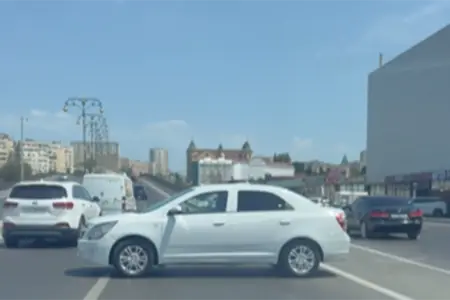 Bakıda sürücü avtomobili yolun ortasında saxladı - Video