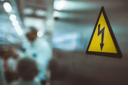  59 yaşlı kişini elektrik cərəyanı vuraraq öldürdü