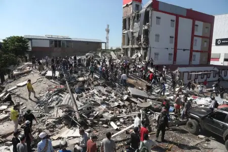 6 aylıq körpə dağıntılar altından sağ çıxarıldı - Video