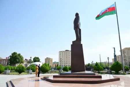 Prezident Ümummilli Lider Heydər Əliyevin Naxçıvandakı abidəsini ziyarət etdi